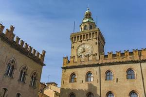 klokkentoren op palazzo comunale in bologna, italië