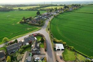 hoog hoek visie van Brits platteland straat dorp van luton bedfordshire Engeland uk. beeldmateriaal was gevangen genomen met drone's camera Aan 02-mei-2023 foto