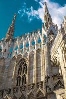 prachtig luxe terras bovenop de kathedraal van milaan met rijen gotische pinakels