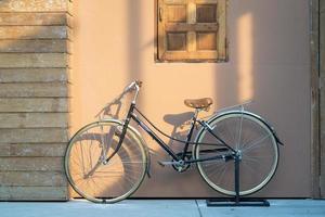 vintage fiets op houten huis foto