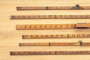 groep van oude houten liniaal op tafel meten of nauwkeurigheid concept foto