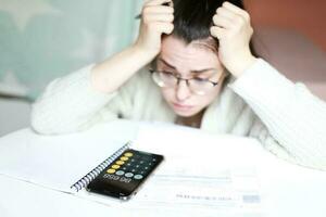 de vrouw heeft een veel van schulden voor rekeningen. credit tellen. moeilijk financieel situatie foto