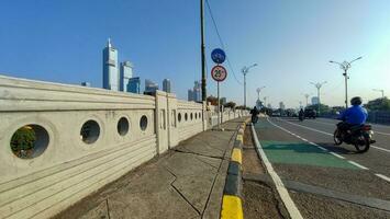 Jakarta Indonesië 16 mei 2023 voetpaden voetganger paden en speciaal fiets rijstroken in centraal Jakarta kuningan viaduct foto