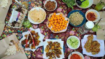 divers voedsel buffet gezeefd een verdieping dining stijl met bokeh achtergrond Indonesisch cultuur traditioneel keuken vaak in Ramadan maand en Islam eid al fitr en al adha viering foto