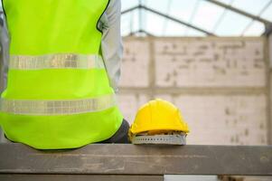 bouwkunde Mens met veiligheid helm locatie over- bouw plaats achtergrond analyseren over project vooruitgang foto