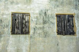 twee gesloten houten ramen
