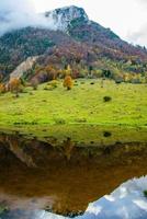 alpine toppen weerspiegeld in de herfst foto