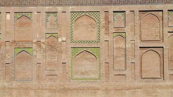 de geconserveerd afbeelding muur in badshahi fort dichtbij afbeelding van muur structuur foto