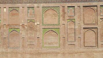 de geconserveerd afbeelding muur in badshahi fort dichtbij afbeelding van muur structuur foto