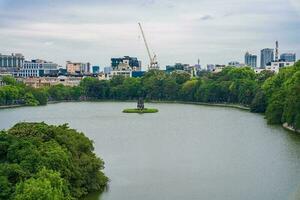 Hanoi, viet naam - 13 mei 2023 antenne visie van hoezo kiem meer ho gom of zwaard meer in de centrum van Hanoi in de mist in de ochtend. hoezo kiem meer is een beroemd toerist plaats in Hanoi. reizen concept foto