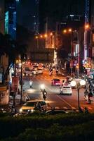 ho chi minh stad, Vietnam - apr 14, 2023 verkeer jam Bij dien bien phu rotonde met haar vier gezichten klok toren een symbool van ho chi minh stad. licht spoor van auto's. foto