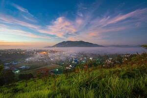 bergen gedurende ochtendgloren. mooi natuurlijk landschap in de zomer tijd met mist foto