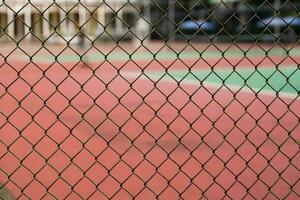 metaal maas Aan een wazig achtergrond van een tennis rechtbank met spelers. foto