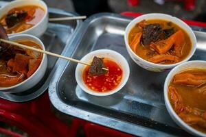 Vietnamees gestoofd rundvlees slachtafvallen, rundvlees slachtafval stoofpot of varkensvlees slachtafval - pha lau foto