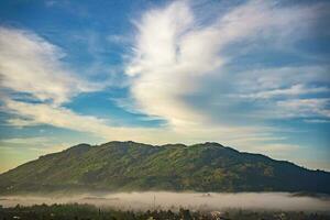 bergen gedurende ochtendgloren. mooi natuurlijk landschap in de zomer tijd met mist foto