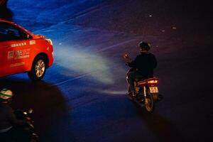 ho chi minh stad, Vietnam - apr 14, 2023 verkeer jam Bij dien bien phu rotonde met haar vier gezichten klok toren een symbool van ho chi minh stad. licht spoor van auto's. foto