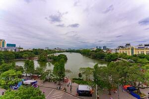 Hanoi, viet naam - 13 mei 2023 antenne visie van hoezo kiem meer ho gom of zwaard meer in de centrum van Hanoi in de mist in de ochtend. hoezo kiem meer is een beroemd toerist plaats in Hanoi. reizen concept foto