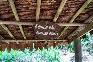 de cu chi tunnels. een gids demonstreren hoe een Vietcong verbergen in de tunnel. zijn gebruikt in Vietnam oorlog. beroemd toerist attractie in Vietnam. voorraad foto