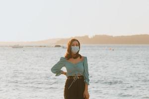 jonge vrouw met behulp van een masker portret tijdens een zomerse dag met kopie ruimte