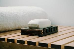 een harde zeep op een houten zeepbakje foto