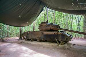 Amerikaans tank vernietigd door viet cong in cu chi tunnel, Vietnam in 1970 foto