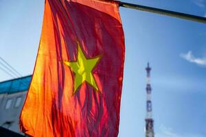 Vietnamees vlag golvend in de wind Aan een pool tegen een blauw lucht achtergrond foto