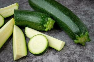 vers gesneden courgette Aan een zwart achtergrond foto