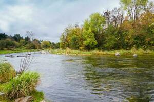 rivier- landschap in herfst in de bergen van Cordoba Argentinië foto