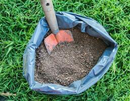 top visie van een zak met vruchtbaar bodem voor de tuin foto