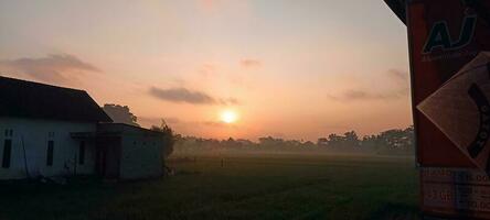 de zon stijgt bovenstaand de horizon foto