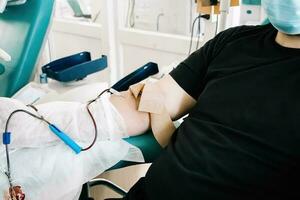 internationale bloeddonatiedag. man doneert bloed in medisch laboratorium. foto