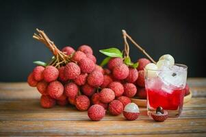 lychees Aan tafel, vers rijp lychee fruit tropisch fruit lychee sap drinken met zoet Frisdrank in glas - lychee smoothie voedsel en drinken fruit sap foto