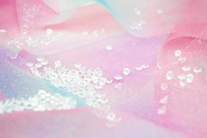 een mooie en elegante macro van glitter van fonkelende diamanten met bokeh of scherptediepte en roze textuur als achtergrond foto