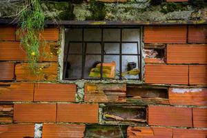 raam met holle baksteen