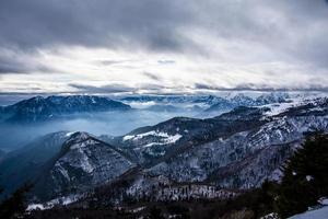 besneeuwde bergtoppen in de wolken vier foto