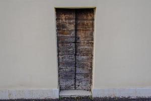 zeer smalle houten deur