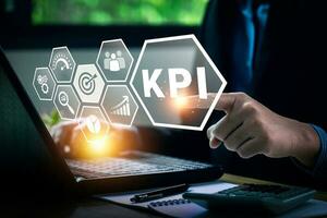 kpi sleutel prestatie indicator bedrijf technologie concept. bedrijf leidinggevenden gebruik bedrijf nieuws statistieken naar meten succes tegen gepland doelen, verbeteren bedrijf werkwijze rendement foto