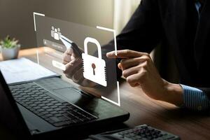 cyberveiligheid concept zakenlieden beschermen persoonlijk gegevens Aan laptops en virtueel interfaces. slot icoon en internet netwerk veiligheid technologie. gebruikersnaam en wachtwoord foto