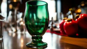 vers cocktail in verlichte glas Aan houten tafel Bij bar gegenereerd door ai foto