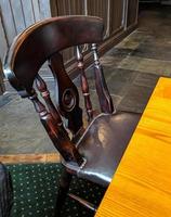 donkere houten stoel