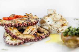octopus en inktvis gegrild met groenten foto