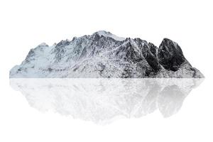 besneeuwde bergketen in de winter in scandinavië op het eiland lofoten foto