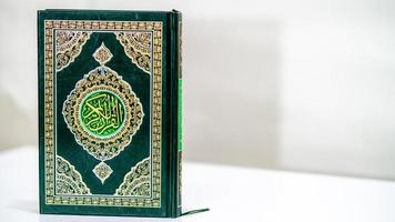 islamitisch concept geïsoleerd close-up de heilige koran foto