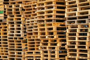 stapel houten pallet. industriële houten pallet in fabrieksmagazijn. vracht- en verzendingsconcept. verduurzaming van toeleveringsketens. milieuvriendelijke natuur en duurzame eigenschappen. hernieuwbare houten pallet. foto