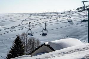 stoeltjeslift en sneeuw foto