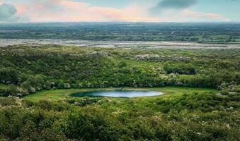 mooi landschap landschap met berg meer lough valla Bij burren nationaal park in provincie duidelijk, Ierland foto