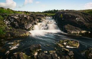 mooi natuur landschap met waterval Aan rivier- puinhoop Bij Connemara nationaal park in provincie Galway, Ierland foto