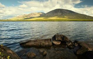 mooi landschap landschap met meer en bergen Bij Connemara nationaal park in provincie Galway, Ierland foto