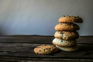 een stack van koekjes met een blauw achtergrond foto