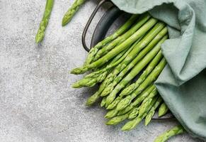 vers groen asperges Aan beton achtergrond. foto